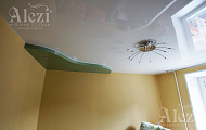 Глянцевый многоуровневый натяжной потолок в комнату
